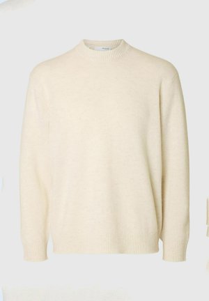 Kermakuvioinen neulepusero, jossa on korkea kaulus, pitkät hihat, ribbaus hihansuissa ja helmassa, valmistettu pehmeästä, teksturoidusta kankaasta.