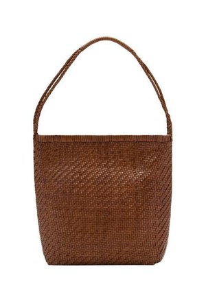 Borsa tote intrecciata marrone con forma strutturata, dotata di un'unica maniglia intrecciata e una superficie testurizzata e decorata.