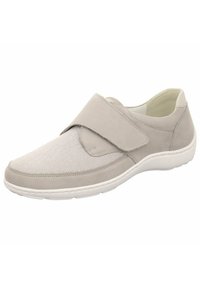 Lichtgrijze sneaker met een suède bovenkant en een getextureerd paneel, verstelbare klittenbandsluiting en een witte rubberen zool.