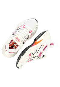 Sneaker sportive bianche con accenti rosa e neri, tomaia in mesh, suola in gomma nera, dotate di suola ammortizzata e di un manico sul tallone.