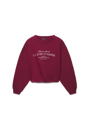 Weinrotes, kurz geschnittenes Sweatshirt mit langen Ärmeln und weißem Text mit der Aufschrift "Love is a last art, La Joie D'Aimer, just love the rest will follow."