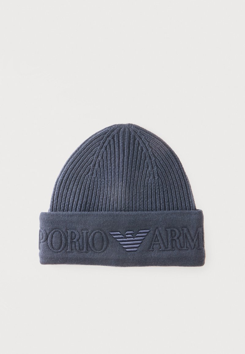Bonnet en tricot côtelé gris foncé avec revers plié comportant un texte embossé "EMPORIO ARMANI" et un logo d'aigle à l'avant.