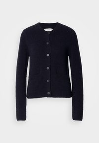 Schwarze, strukturierte Langarm-Cardigan mit Rundhalsausschnitt, knöpfbarem Vorderteil und zwei Vorderaschen, auf einem einfarbigen Hintergrund präsentiert.