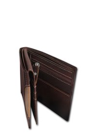 Portefeuille en cuir marron avec plusieurs emplacements pour cartes, un compartiment à pièces zippé et des coutures contrastées. Design compact et rectangulaire.