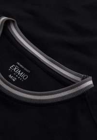 Schwarzes T-Shirt mit einem gerippten, runden Halsausschnitt und grauen sowie weißen Streifen. Das Etikett zeigt "EXIMIO" in Größe M. Weicher Stoff.