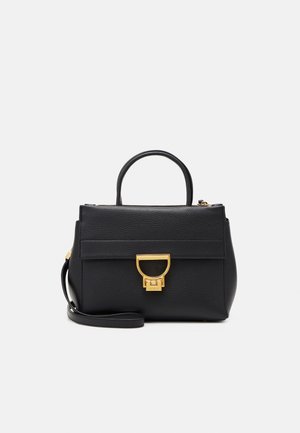 Bolso de mano de cuero negro con textura, asa superior, correa de hombro desmontable y un prominente cierre de tono dorado en la solapa frontal.