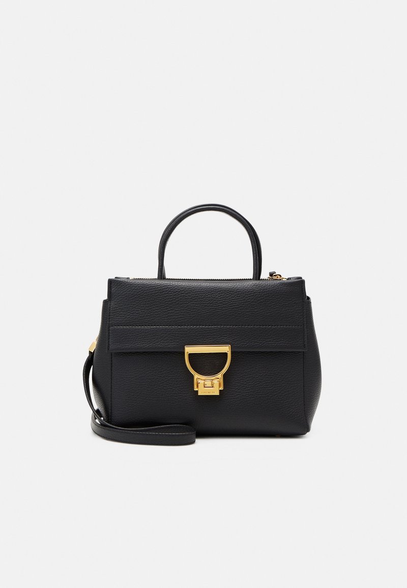 Sac à main en cuir noir texturé avec poignée supérieure, bandoulière amovible et fermoir doré proéminent sur le rabat avant.