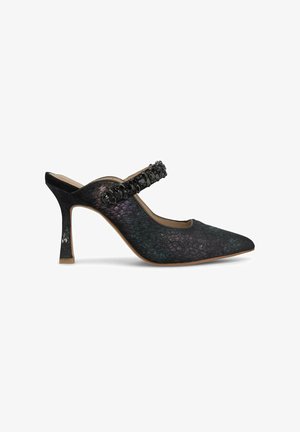 Chaussure à talon haut noire avec un bout pointu. Comprend une tige texturée et une sangle décorative avec des accents noirs. Design à talon aiguille.