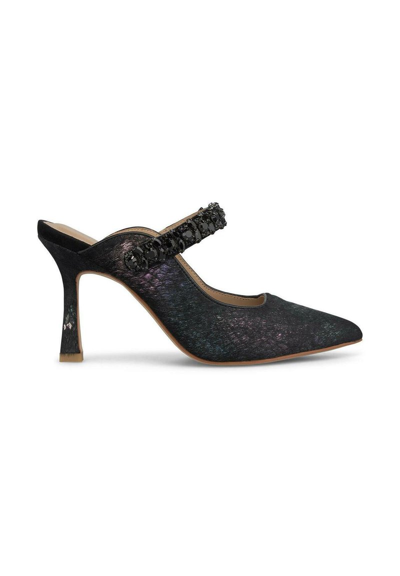 Chaussure à talon haut noire avec un bout pointu. Comprend une tige texturée et une sangle décorative avec des accents noirs. Design à talon aiguille.