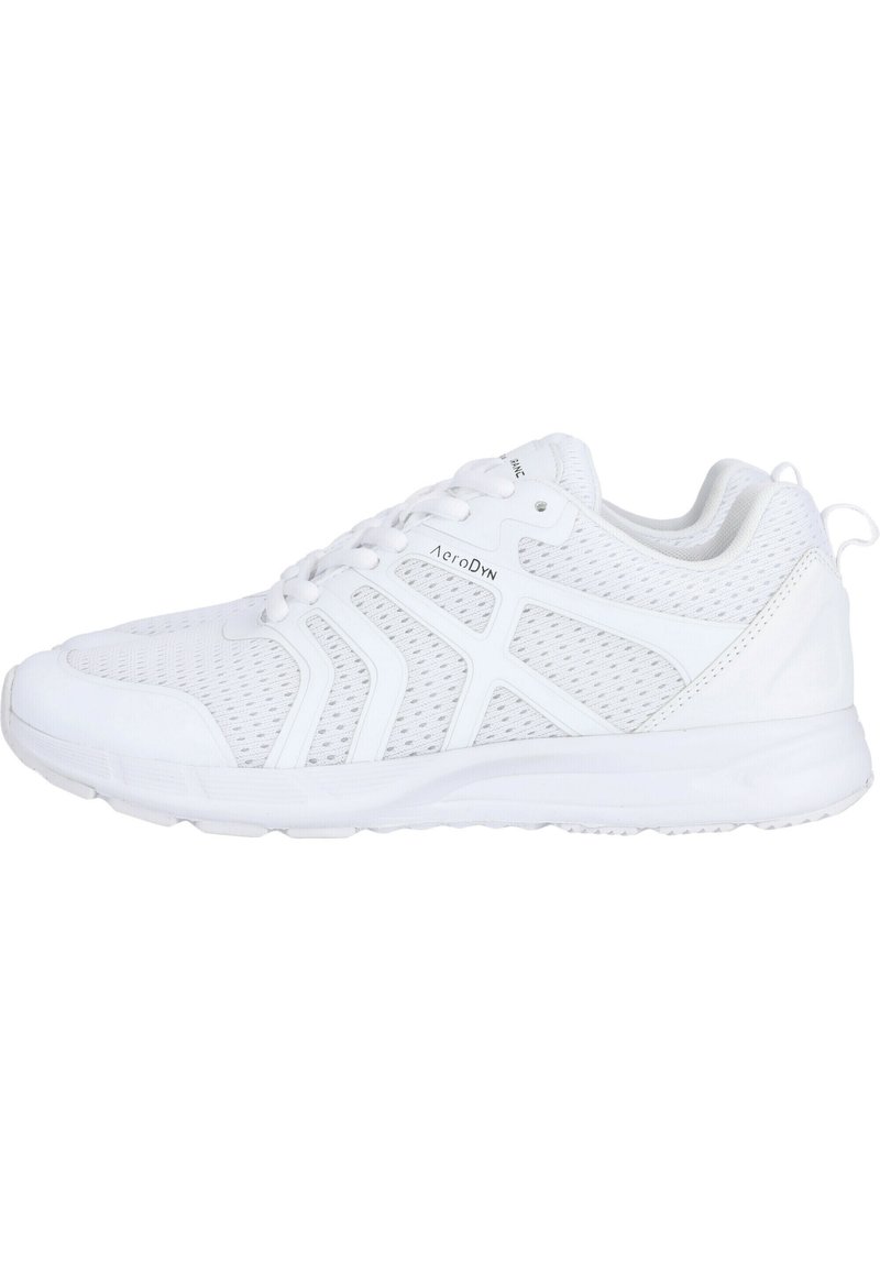 Witte sportieve schoen met mesh bovenzijde, vetersluiting, gestructureerde accenten en lichte zool. Bevat subtiele branding aan de zijkant.
