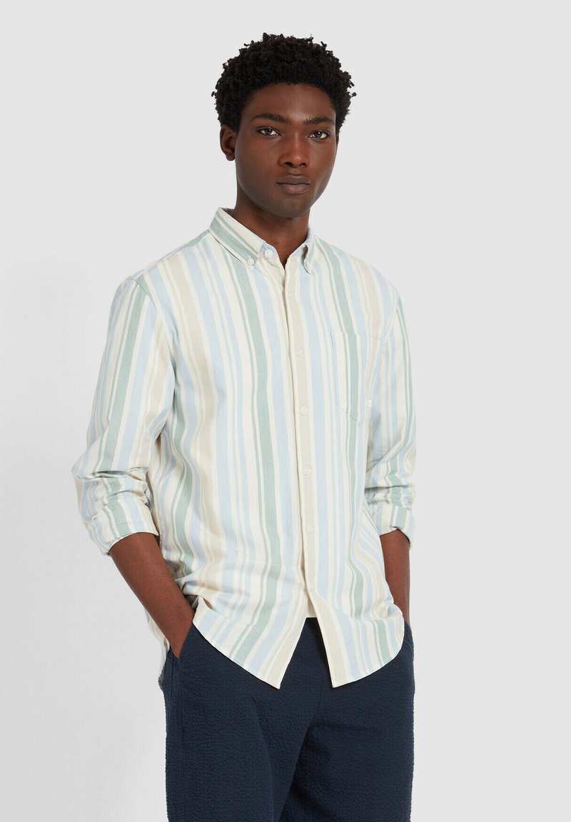 Gestreepte button-up blouse in lichtblauw, groen en beige. Beschikt over een kraag, lange mouwen en een borstzak. Zachte textuur.