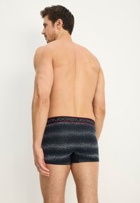 Svarta boxerkalsonger med ett mönstrat design, som har en mjuk elastisk midja och en passform som formar sig efter kroppen.