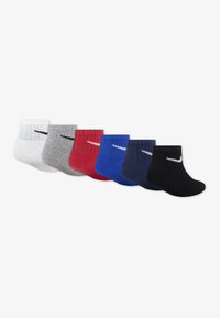 Siete pares de calcetines cortos y acanalados en blanco, gris, rojo, azul, azul oscuro y negro, cada uno con un pequeño logo en negro o blanco.