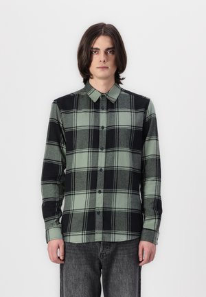 Rutet skjorte i grønn og svart, med krage, lange ermer og mørke knapper. Stoffet ser mykt ut.