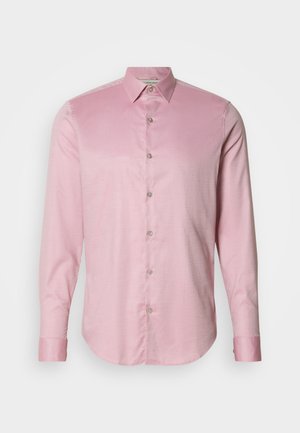 Vaaleanpunainen nappikauluspaita, joka on valmistettu teksturoidusta kankaasta, avara kaulus ja pitkät hihat. Etuosa on varustettu hopeahenkisillä napeilla.