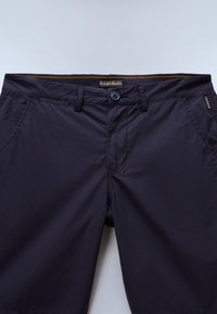 Herenshorts in marineblauw, gemaakt van lichtgewicht stof. Voorzien van een knoopsluiting en schuine steekzakken aan de voorkant. Subtiel logo op de tailleband.