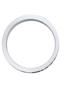 Inel metalic circular cu o finisare cromată netedă și strălucitoare. Are o grosime uniformă și margini fără suduri. Fără modele sau accente vizibile.