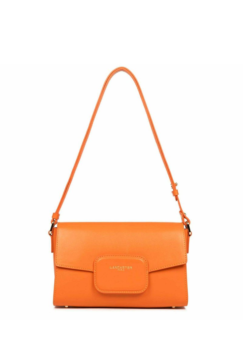 Oranje leren schoudertas met een klep sluiting, gouden logo accent, verstelbare strap en een gladde textuur. Rechthoekige vorm met strakke lijnen.