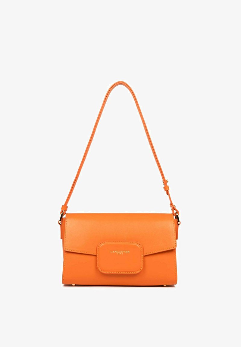 Sac à bandoulière en cuir orange avec fermeture à rabat, accent en logo doré, bandoulière ajustable et texture lisse. Forme rectangulaire aux lignes épurées.