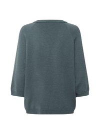 Pull gris léger avec une coupe décontractée, des manches trois-quarts et un col large. Texture lisse, sans motifs ni matériel visible.