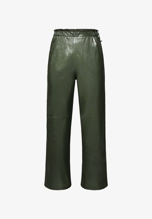 Pantalons en cuir verts avec une coupe décontractée, dotés d'une taille élastique et de coutures visibles. Texture lisse et forme à jambe large.