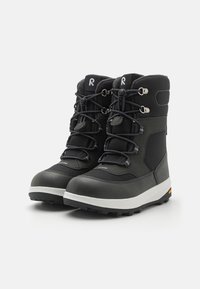 Botas impermeables negras con parte superior de cuero texturizado y sintético, suela de goma, sistema de cordones y cuello acolchado para mayor calidez.