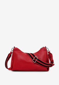Borsa a spalla in pelle rossa dalla forma curva, con una tracolla regolabile a righe nere e rosse e dettagli in metallo argentato.