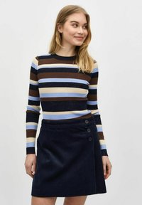 Bluză cu mânecă lungă, cu dungi și textură ribbed, în nuanțe de maro, albastru și crem; asortată cu o fustă din catifea albastră închisă, cu trei accesorii sub formă de nasturi.