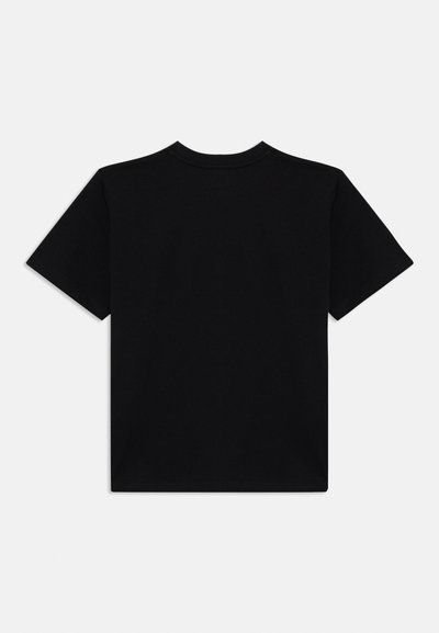Svart kortärmad t-shirt, rund halsringning, tillverkad av mjukt bomullstyg. Enkelt design utan synliga logotyper eller mönster.