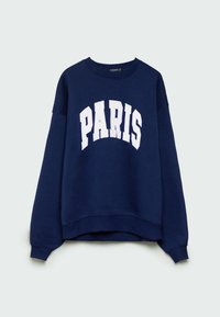 Granatowy sweter z białym napisem "PARIS" w wyraźnym łuku. Posiada okrągły dekolt oraz ściągacze, wykonany z miękkiego materiału.