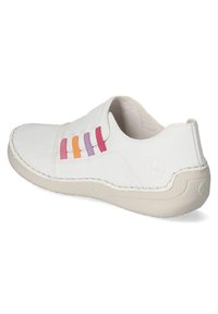 Chaussure blanche en cuir à enfiler avec des rayures accentuées colorées en rose, violet et orange. Forme arrondie avec une surface texturée et une semelle en caoutchouc.