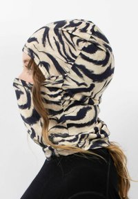 Beige en zwarte dierenprint balaclava, gemaakt van zacht rekbaar materiaal, bedekt hoofd en hals, met een snug fit en naadloos ontwerp.