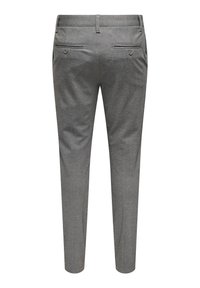 Pantalon gris sur mesure en tissu tissé, avec une coupe ajustée, deux poches arrière et une texture subtile. Design épuré et moderne.
