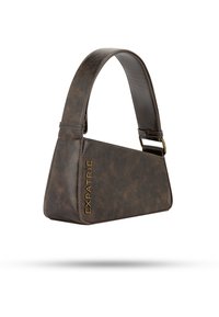 Borsa a tracolla in ecopelle marrone con un design triangolare. Presenta un logo in rilievo dorato e una larga tracolla regolabile.