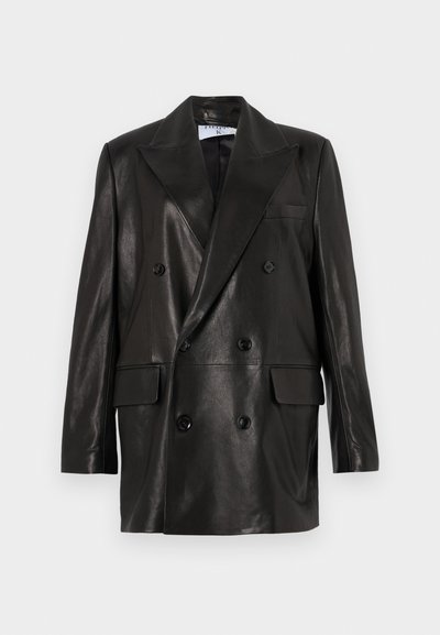 Melnas ādas divrindu žakete ar plašiem atlokiem, priekšējām kabatām un pogu akcentiem. Gluda tekstūra ar pielāgotu siluetu.