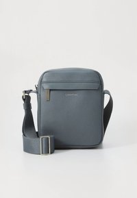 Blaue Crossbody-Tasche aus strukturiertem Leder mit rechteckiger Form, vorderer Reißverschlusstasche, verstellbarem Riemen und dezentem Logodetail.