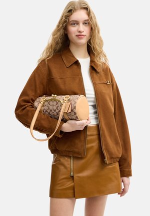 COACH, KISSLOCK BARREL BAG 28 IN SIGNATURE JACQUARD - Sac à main - b khaki light peach