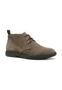 Botas de tobillo de ante marrón para hombre con un acabado suave, puntera redonda, diseño de cordones y suelas de goma negra. Cuenta con una lengüeta en el talón.