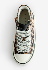 Tenisice s leopard-uzorkom i bijelim vezicama s "ALLSAINTS" brendingom. Gornjište od teksturirane tkanine, gumeni potplat i dizajn s okruglim vrhom.