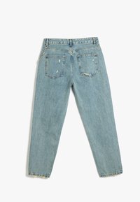 Jeans de denim azul claro con corte recto, con un diseño rasgado, dos bolsillos traseros y un detalle de cadena en el lado izquierdo.