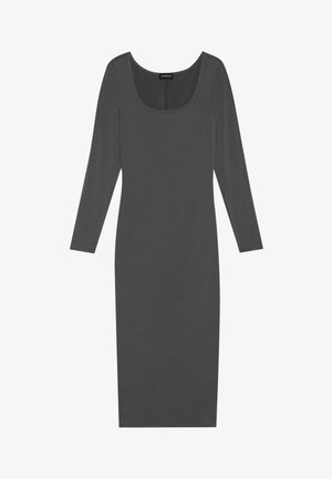 Abito grigio aderente con maniche lunghe e scollatura quadrata, realizzato in tessuto morbido e elasticizzato. Design fino al ginocchio senza motivi visibili.