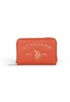 Portafoglio a zip in pelle arancione con logo impresso "U.S. Polo Assn." e design di un giocatore di polo. Finitura testurizzata, forma rettangolare compatta.
