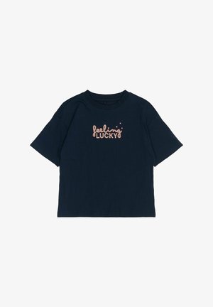 Marineblaue Baumwoll-T-Shirt mit kurzen Ärmeln und Rundhalsausschnitt. "Feeling Lucky" ist in Pink auf der Brust gestickt.