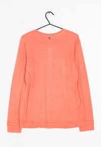 Korallfärgad långärmad skjorta, mjukt tyg, rundad halsringning, sydd fåll och ribbad ärmslut. Etikett placerad bak på nacken.