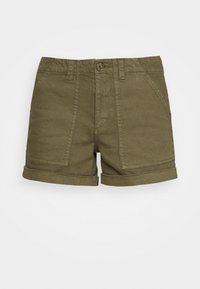 Shorts en coton vert olive avec poches avant, fermeture par boutons, passants pour ceinture et ourlets retroussés sur fond blanc.