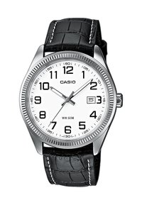 Montre Casio avec un boîtier en acier inoxydable argenté, un cadran blanc, un bracelet en cuir noir embossé crocodile, de grands chiffres noirs et un affichage de la date.