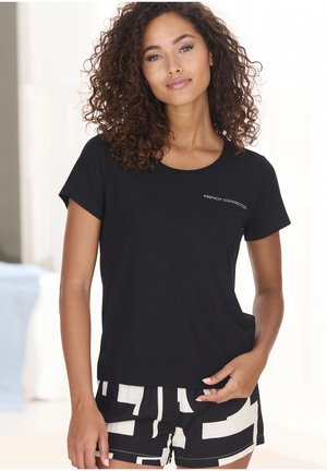 Schwarzes Kurzarm-T-Shirt mit rundem Halsausschnitt und weißem "FRENCH CONNECTION"-Logo auf der Brust, kombiniert mit gemusterten Shorts.