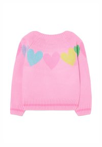 Roze gebreide trui met kleurrijke hartpatronen in blauw, geel, groen en paars langs de borst. Geribde manchetten en zoom.