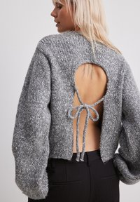 NA-KD - Sweter