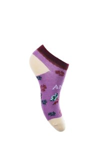 Calcetín de tobillo morado con punta beige, con patrones florales en rojo y verde. Puño acanalado color burdeos y textura de punto suave.